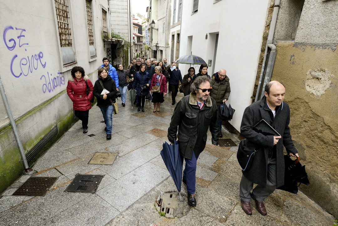 El director de la película &#34;A esmorga&#34;, Ignacio Vilar (2d), durante la recreación de la novela del escritor Eduardo Blanco Amor por las calles de Ourense