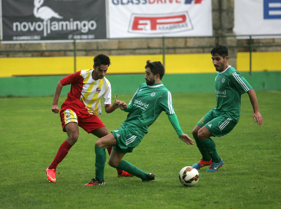 El centrocampista del Arenteiro Bardelás pelea una pelota con un jugador del Alertanavia (MARCOS ATRIO)