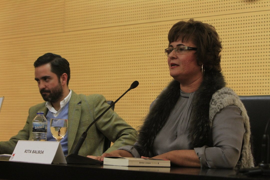 La escritora Rita Balboa, durante su ponencia, acompañada por el psiquiatra José Antonio Campos, que hizo la presentación (MIGUEL ÁNGEL)