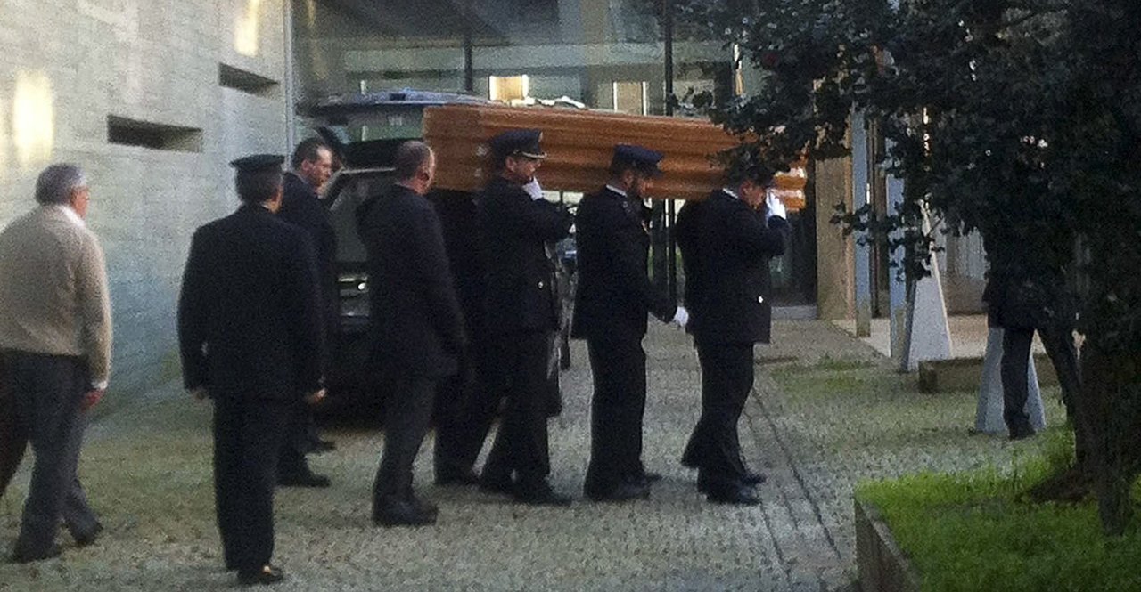 El féretro con los restos de la agente de Policía Nacional Vanesa Lage, a la llegada hoy a la comisaría de la Policía Nacional de Vigo