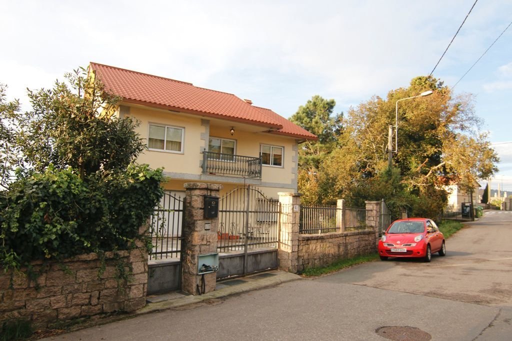 La casa del atracador, ubicada en la parroquia de Cabral, donde vivía solo tras  separarse de su mujer.