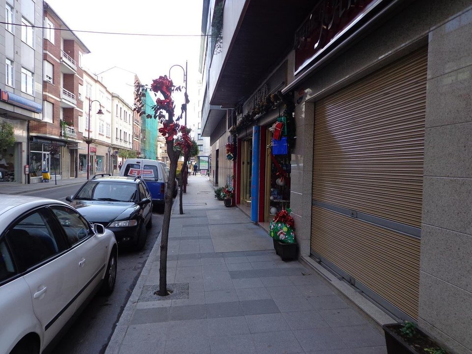 Decoración ante un establecimiento de la Avenida de Marcelino Suárez, de O Barco.