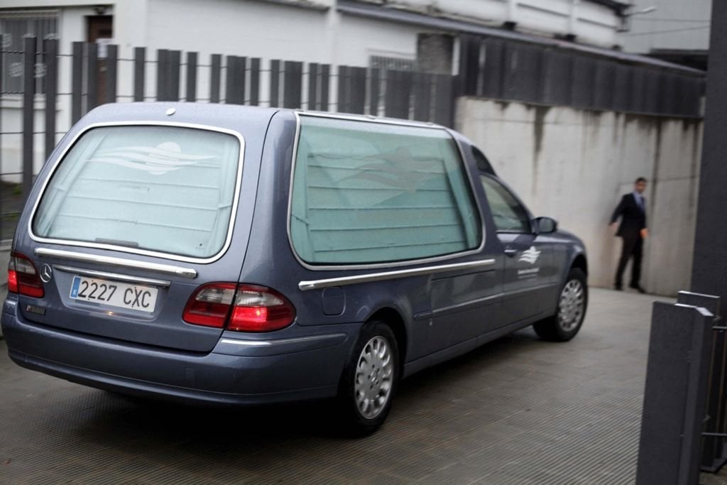 El cadáver de Francisco Javier Romero llega en la tarde de ayer al tanatorio de A Coruña.