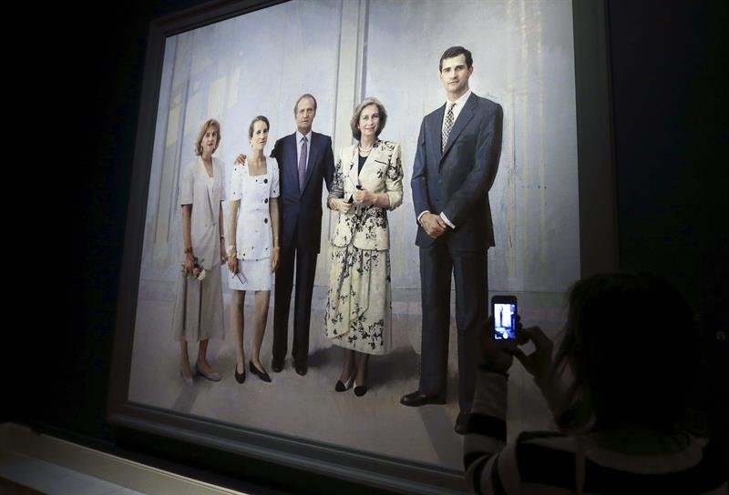 El cuadro &#34;La Familia de Juan Carlos I&#34;, de Antonio López, el secreto mejor guardado de Patrimonio Nacional, ha sido mostrado hoy a los medios de comunicación