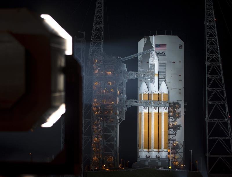  Fotografía distribuida por la NASA que muestra la cápsula Orion instalada en un cohete Delta IV, antes de su lanzamiento 