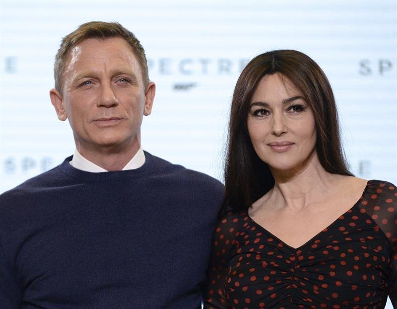 Los actores británico Daniel Craig e italiana Monica Bellucci posan para los fotógrafos durante la presentación de &#34;Spectre&#34;, la próxima película de James Bond