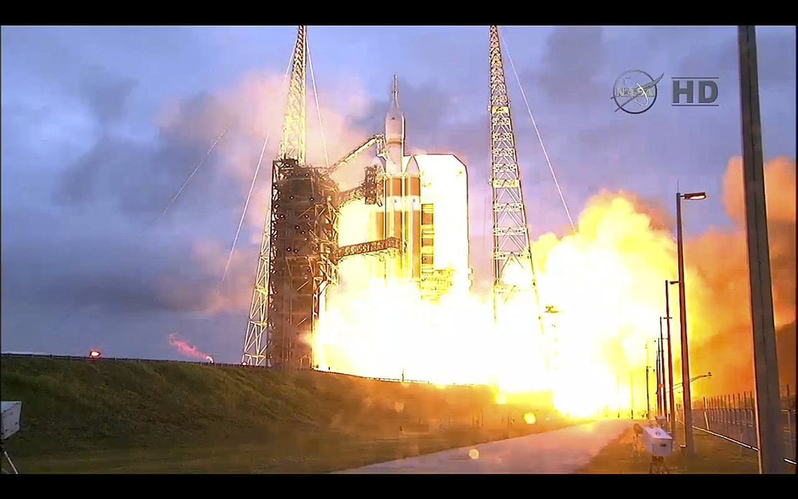 Captura tomada de NASA TV que muestra el lanzamiento de la cápsula Orion