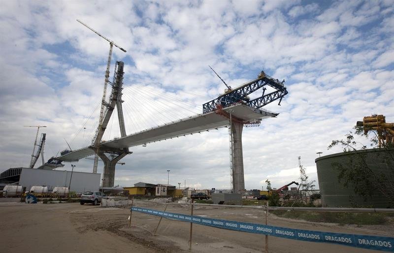  Imagen de las obras del nuevo puente sobre la Bahía de Cádiz, segundo marítimo de mayor gálibo vertical del mundo y que se ha convertido en todo un exponente de la ingeniería española