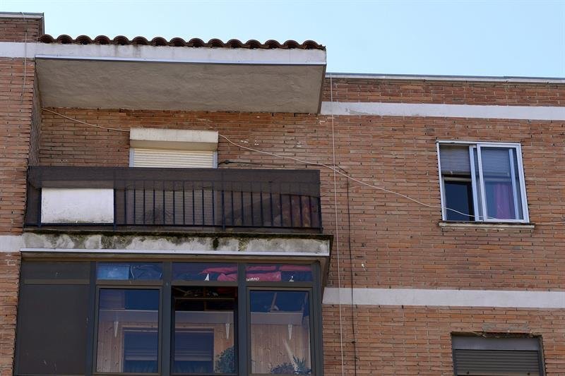 Vista de la vivienda situada en el número 2 de la calle Oración, en el barrio vallisoletano de La Rondilla de Santa Teresa, donde esta madrugada han fallecido dos personas