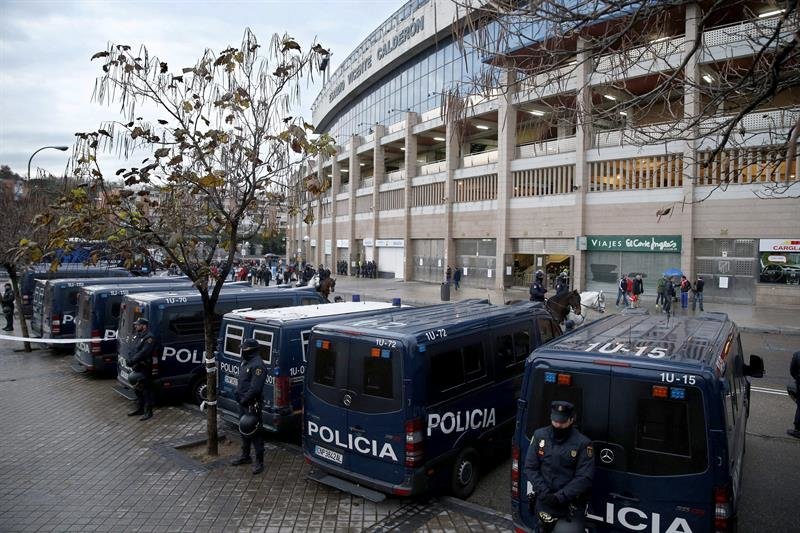 Dispositivo policial en el exterior del estadio Vicente Calderón, en Madrid, antes del partido de la decimoquinta jornada de Liga de Primera División entre el Atlético de Madrid y el Villarreal