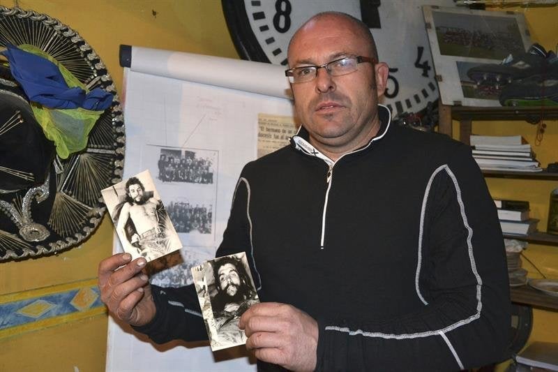Imanol Arteaga, un concejal de Ricla (Zaragoza), guarda en su casa seis fotografías del cadáver de Che Guevara, que han permanecido ocultas casi medio siglo en Aragón