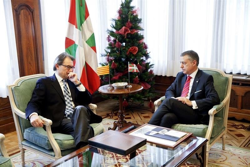 El lehendakari, Iñigo Urkullu (d), y el presidnte de la Generalitat, Artur Mas (i), conversan durante el encuentro que han mantenido en el palacio Ajuria Enea de Vitoria (David Aguilar)