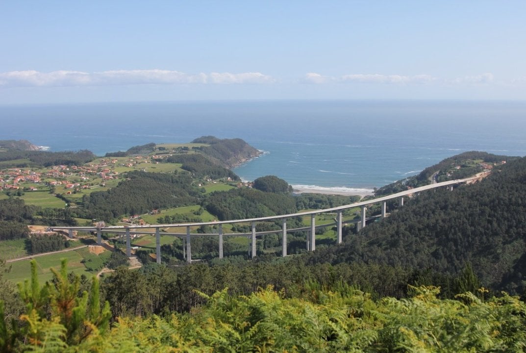 Viaducto de la Autovía del Cantábrico en la localidad asturiana de la Concha de Artedo.