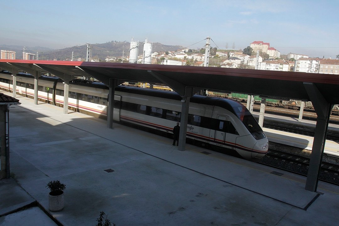 Un tren Avant entra en la estación empalme de Ourense (MIGUEL ÁNGEL)