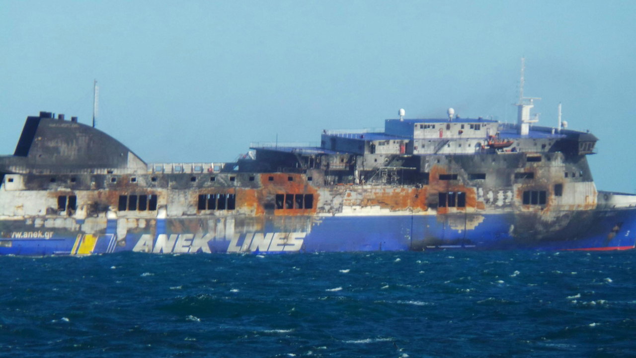 Vista del buque &#34;Norman Atlantic&#34; mientras es remolcado a su llegada al puerto de Brindisi 