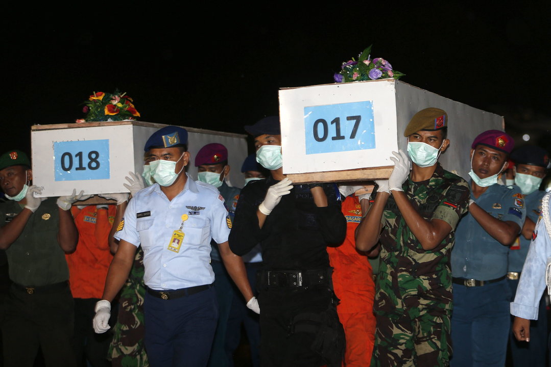 sub15 surabaya (indonesia) 02/01/2015.- soldados portan los cuerpos de varias de las víctimas del avión de airasia siniestrado a su llegada al aeropuerto de surabaya (indonesia) hoy, viernes 2 de enero de 2015. las autoridades indonesias informaron hoy de que han recuperado 30 cuerpos de las 162 personas que viajaban a bordo del airbus 320-200 de airasia que se estrelló en el mar de java el pasado domingo. el avión de airasia despegó el domingo pasado de la ciudad indonesia de surabaya y tenía previsto aterrizar unas dos horas después en singapur, pero se estrelló en el mar de java unos cuarenta minutos después de despegar. efe/made nagi