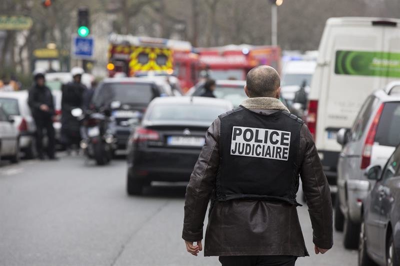La policía bloquea las calles próximas a las oficinas del semanario satírico francés &#34;Charlie Hebdo&#34;