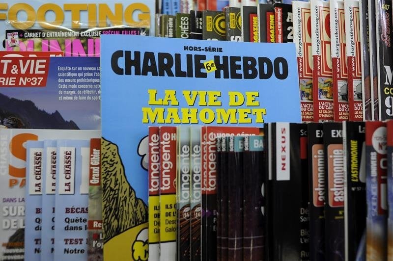  Imagen de archivo fechada el 2 de enero de 2013 que muestra una edición especial del periódico satírico francés &#34;Charlie Hebdo&#34; en París 