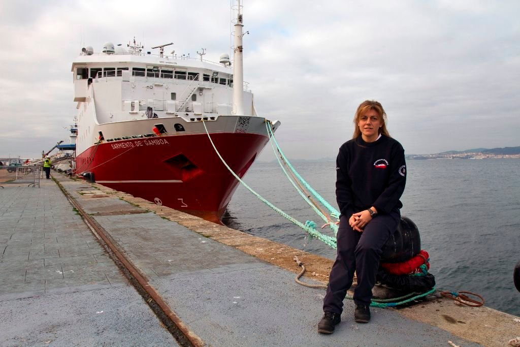La capitana del oceanográfico, la gallega Ángeles Campos, ante el barco en el puerto vigués