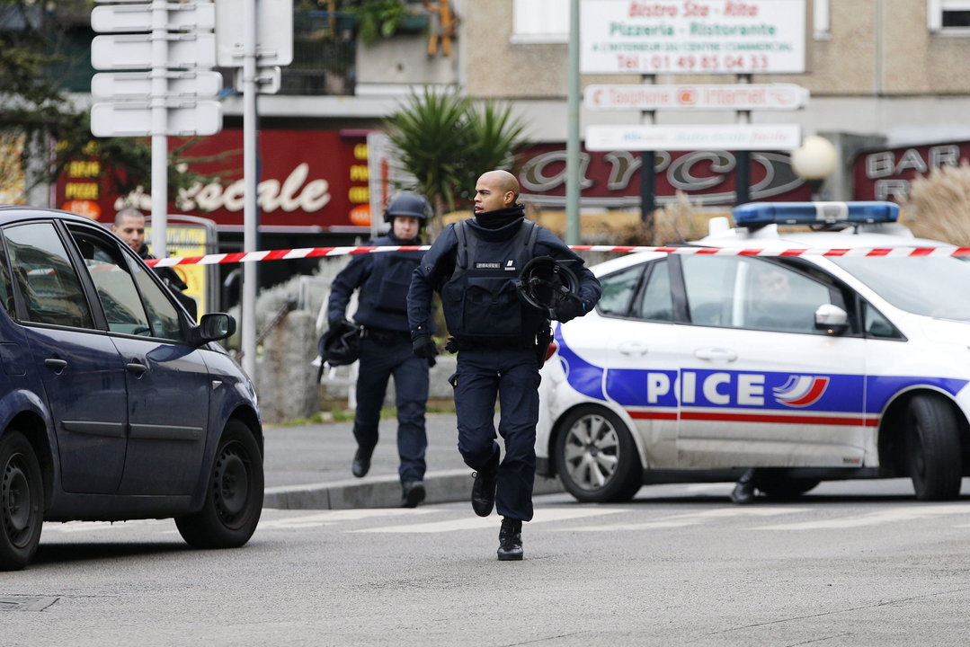 Policías participan en una operación en Arcueil, ceca de París (Francia) tras un tiroteo registrado en Montrouge