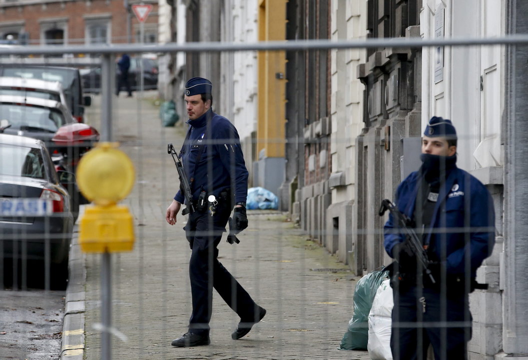Agentes de policía bloquean la calle Colline en Verviers, donde ayer tuvo lugar una operación antiterrorista contra presuntos yihadistas, en el este de Bélgica