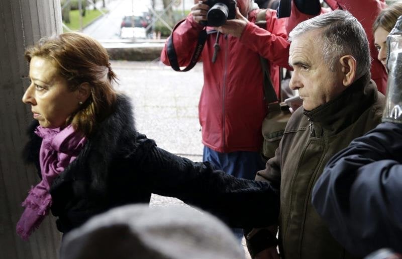 El electricista Manuel Fernández Castiñeiras, junto a su abogada, Carmen Ventoso a su llegada al juicio 