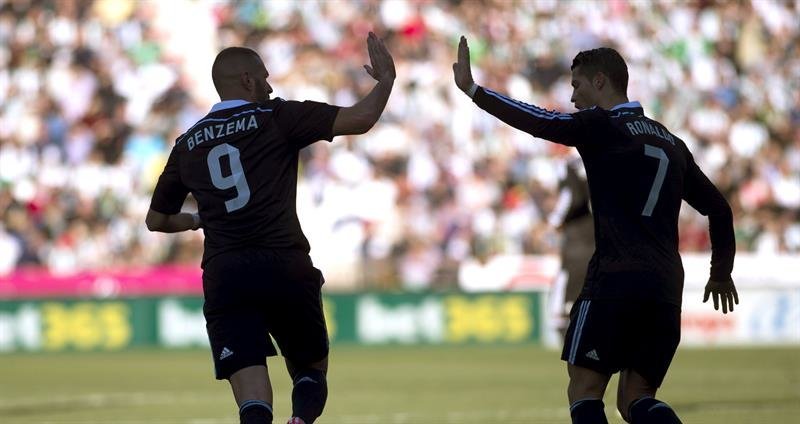 El delantero francés del Real Madrid Karim Benzema (i) celebra con su compañero Cristiano Ronaldo la consecución del primer gol de su equipo ante el Córdoba