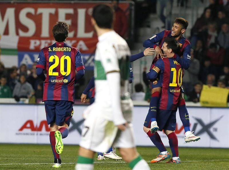 El delantero argentino del FC Barcelona Lionel Messi (d) levanta a su compañero, el delantero brasileño Neymar Jr., para celebrar el gol que acaba de marcar 