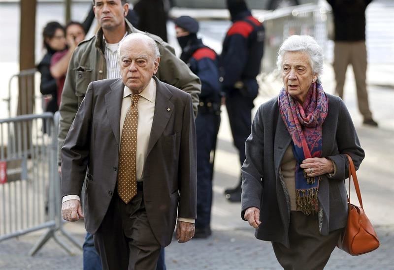 El expresidente de la Generalitat,Jordi Pujol, a su llegada, acompañado de su esposa, a la Ciudad de la Justicia