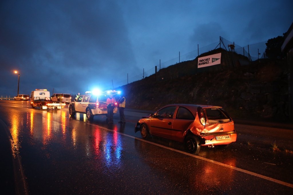 Dos accidentes provocan colas en la entrada y la salida de Vigo por la Ap9 Foto Alberte1