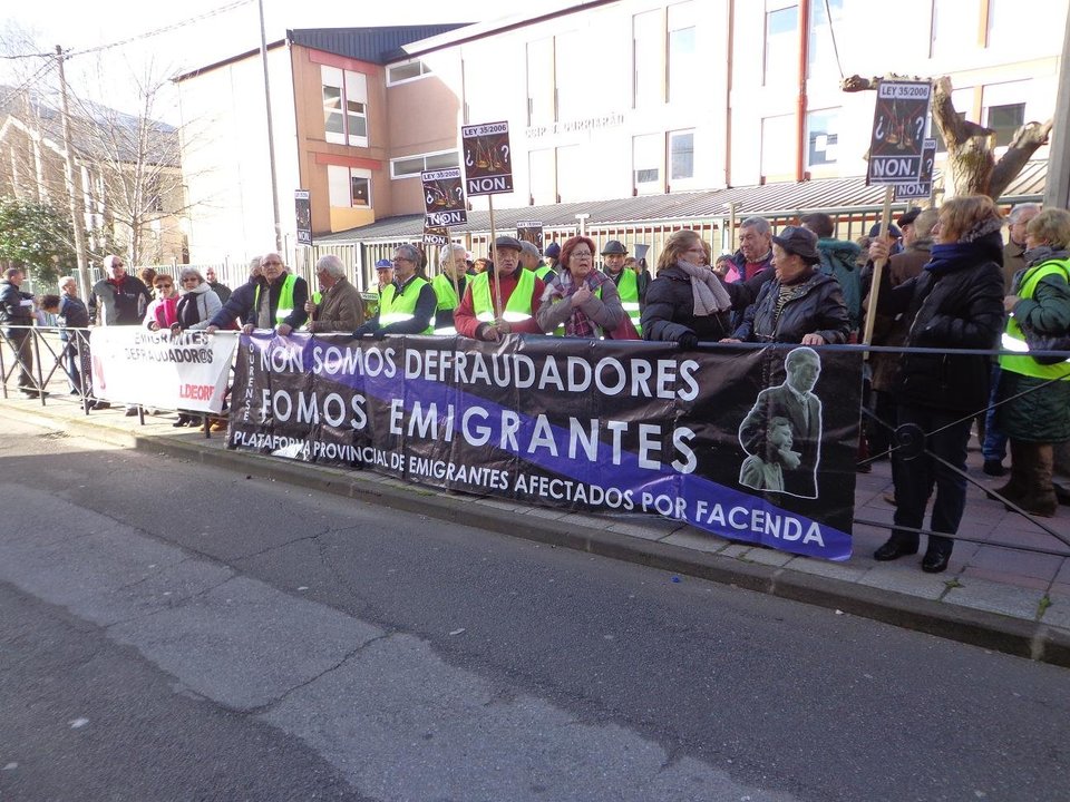 Protesta de emigrantes retornados ante la sede barquense de la Agencia Tributaria.