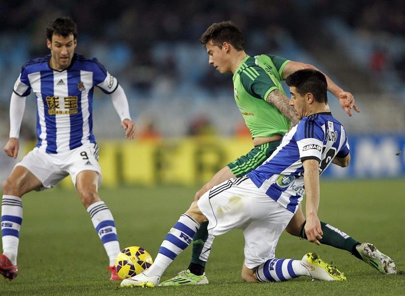 El jugador de la Real Sociedad Yuri (d) lucha un balón con Santi Mina, del Celta de Vigo