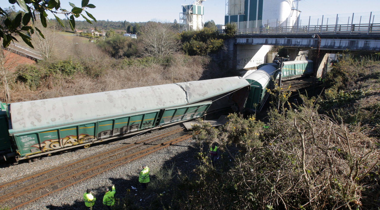 Tres vagones de un tren de mercancías han descarrilado esta mañana a la altura del municipio de Boqueixón (XOAN REY)
