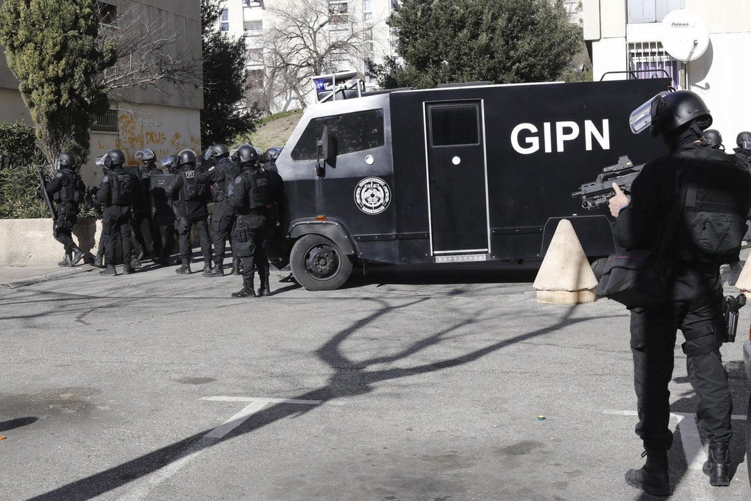 Agentes de las fuerzas de seguridad de la Policía Nacional francesa se personan en el popular barrio de La Castellane en el norte de Marsella 
