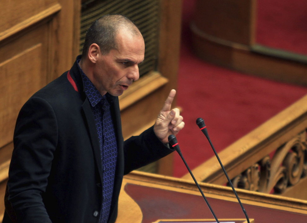 El ministro de Finanzas griego, Yanis Varufakis, pronuncia su discurso durante el debate celebrado en el Parlamento en Atenas