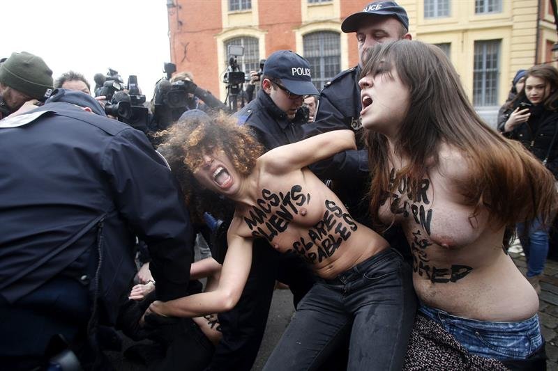  Activistas del grupo feminista ucraniano FEMEN protestan ante los juzgados de Lille a la llegada del exdirector del Fondo Monetario Internacional Dominique Strauss Khan (YOAN VALAT)