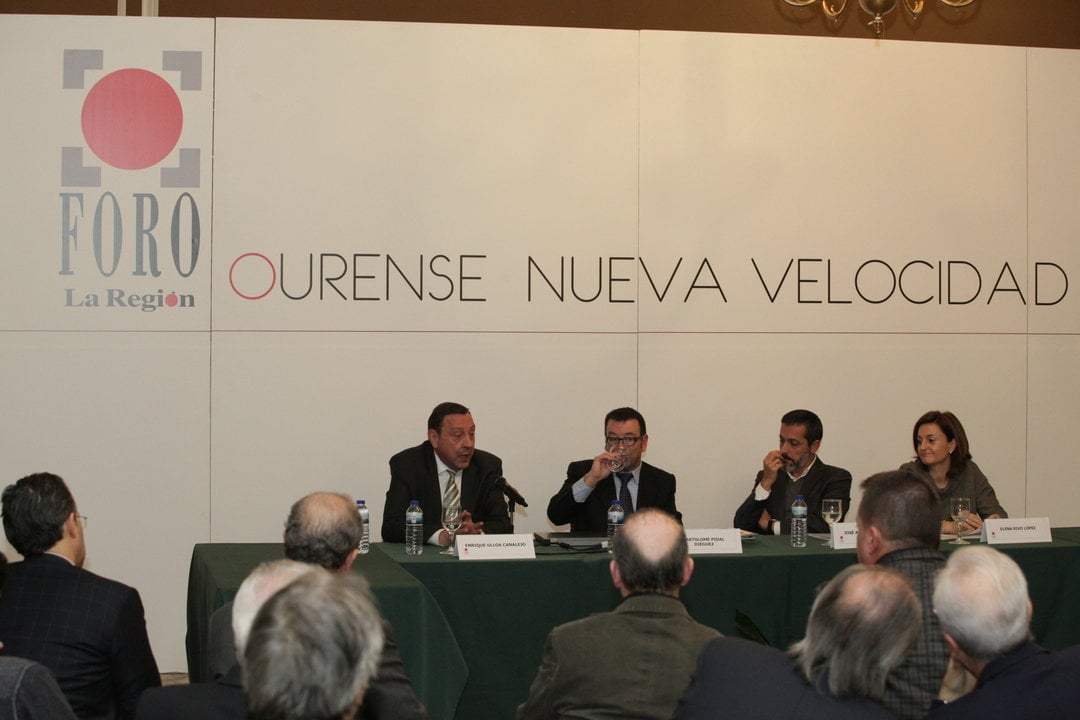 Enrique Ulloa, Bartolomé Pidal, José Antonio Orozco y Elena Rivo presidieron la mesa del Foro La Región, desarrollado ayer en el Liceo (JOSÉ PAZ)