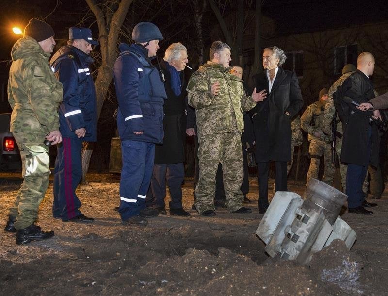 Fotografía facilitada por la Presidencia hoy, miércoles 11 de febrero de 2015, que muestra al presidente ucraniano, Petro Poroshenko (centro), junto a los restos de un misil en la localidad de Kramatorsk al este de Ucrania