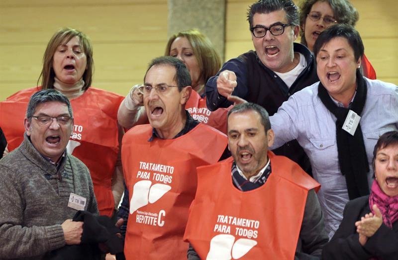  Una treintena de integrantes de la plataforma gallega de afectados por hepatitis C han sido desalojados esta mañana de la tribuna del público del Parlamento de Galicia (LAVANDEIRA JR)