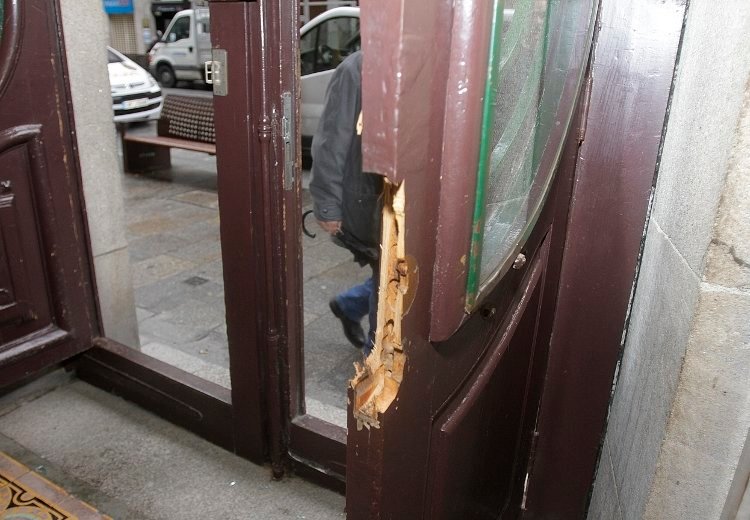 La puerta fracturada para perpetrar un robo en la calle Paseo (MIGUEL ÁNGEL)