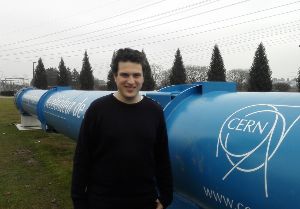 El investigador ourensano Xabier Cid Vidal, en la sede del CERN en Ginebra.