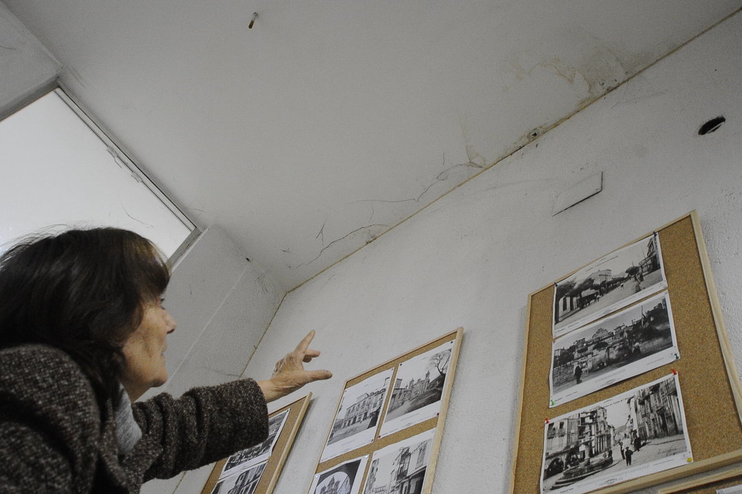 María Dolores Gallardo muestra los desperfectos de las instalaciones.