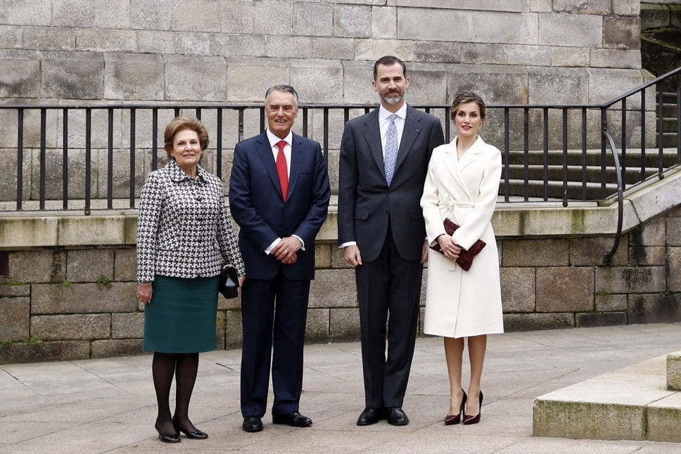 Los Reyes Felipe VI y Letizia posan con el presidente de la República de Portugal, Aníbal Cavaco Silva (2i), y su mujer María Alves (i), en el exterior del restaurante donde mantuvieron hoy un almuerzo en A Coruña