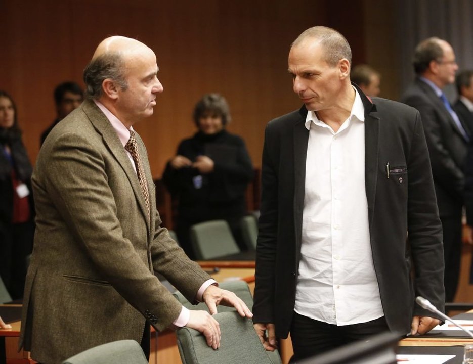 El ministro de Economía español Luis de Guindos conversa con su homólogo griego Yanis Varufakis.