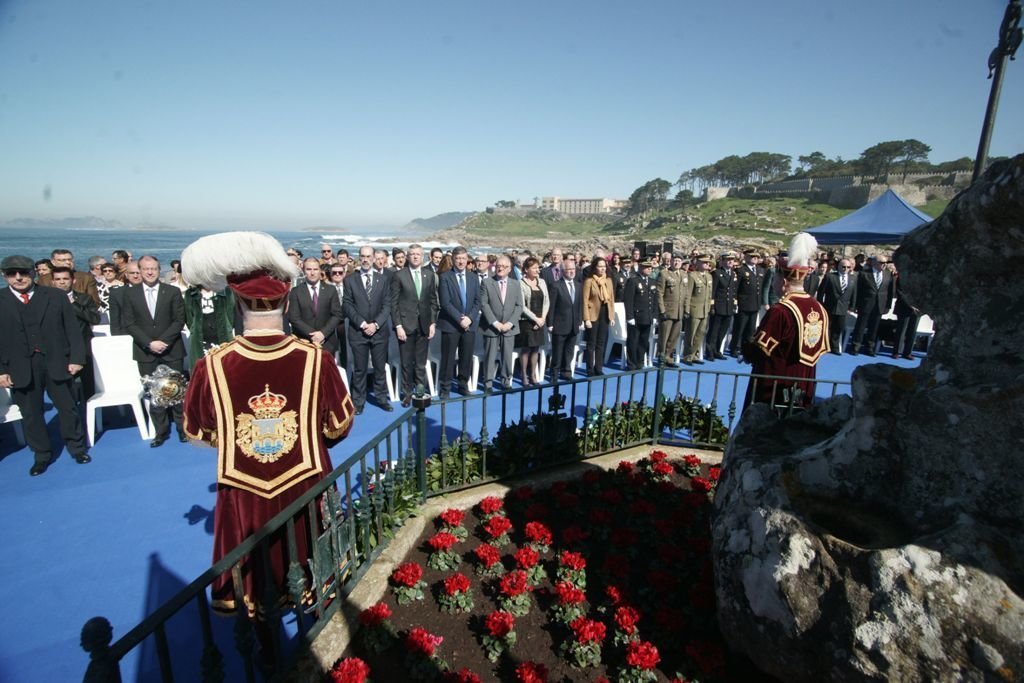 Las autoridades realizaron un homenaje y ofrenda floral al capitán Martín Alonso Pinzón en el monumento que lo recuerda.