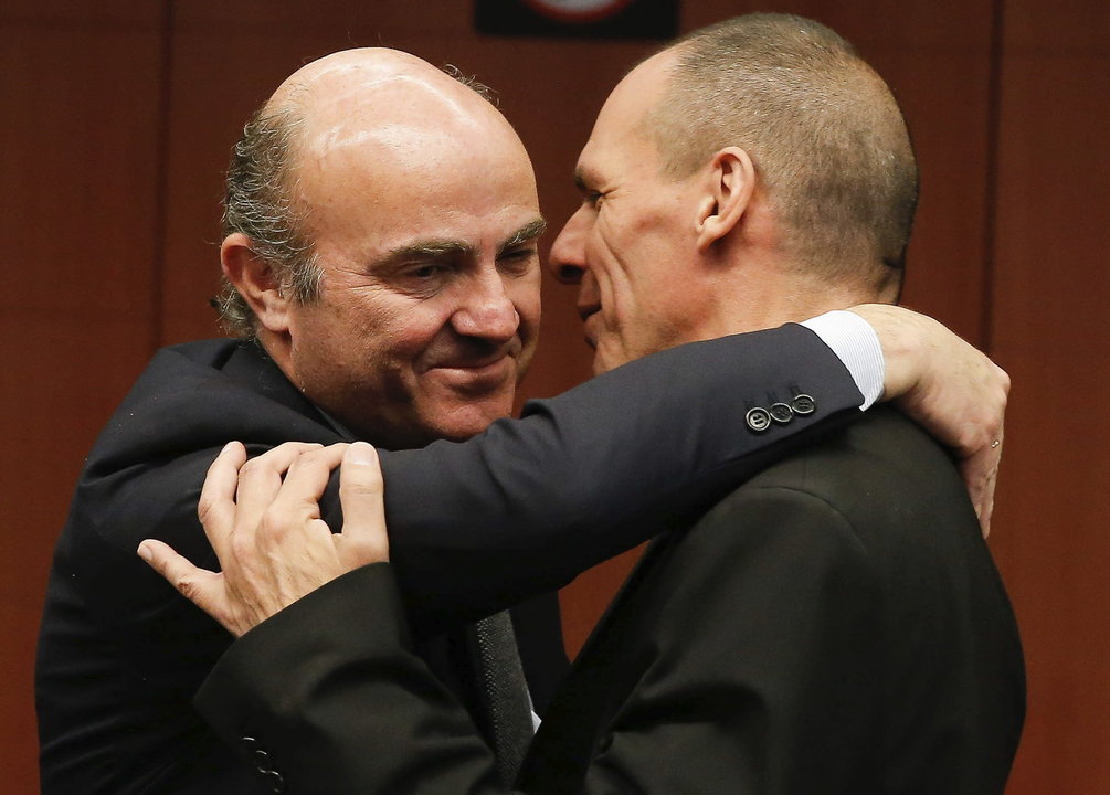 El ministro español de Economía, Luis de Guindos, se abraza con el griego de Finanzas, Yanis Varoufakis.