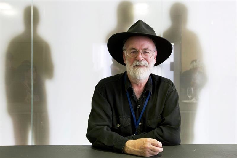 Fotografía de archivo fechada el pasado 15 de junio de 2012 que muestra al novelista británico Terry Pratchett