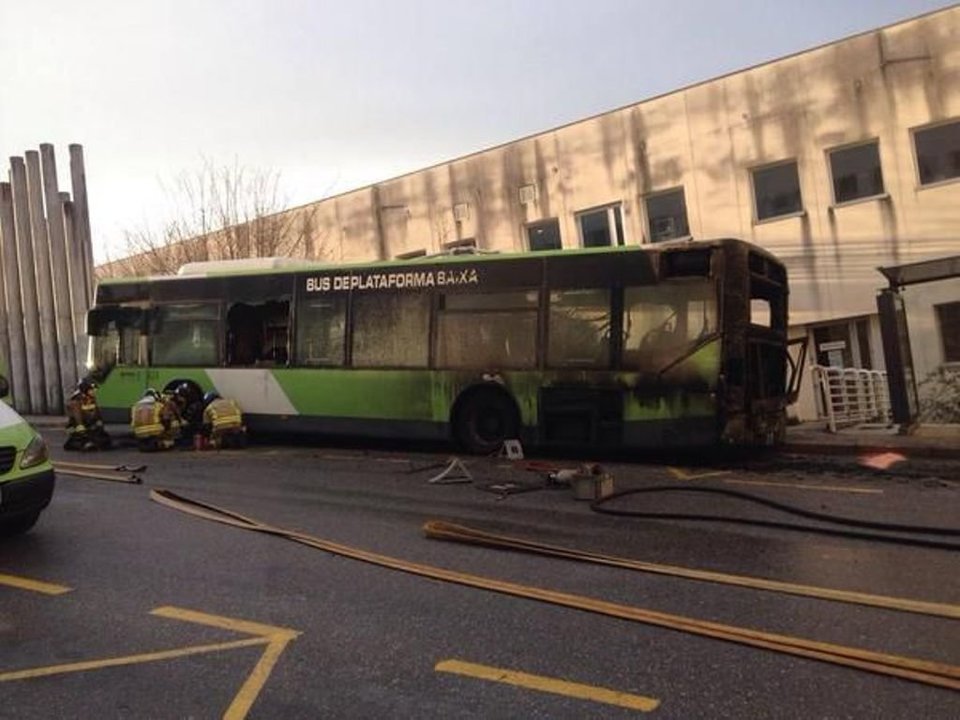 El autobús de la línea 31 ardió por causas que se desconocen y quedó calcinado.