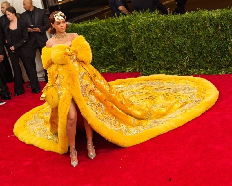 la Impresionante capa amarilla de Rihanna
