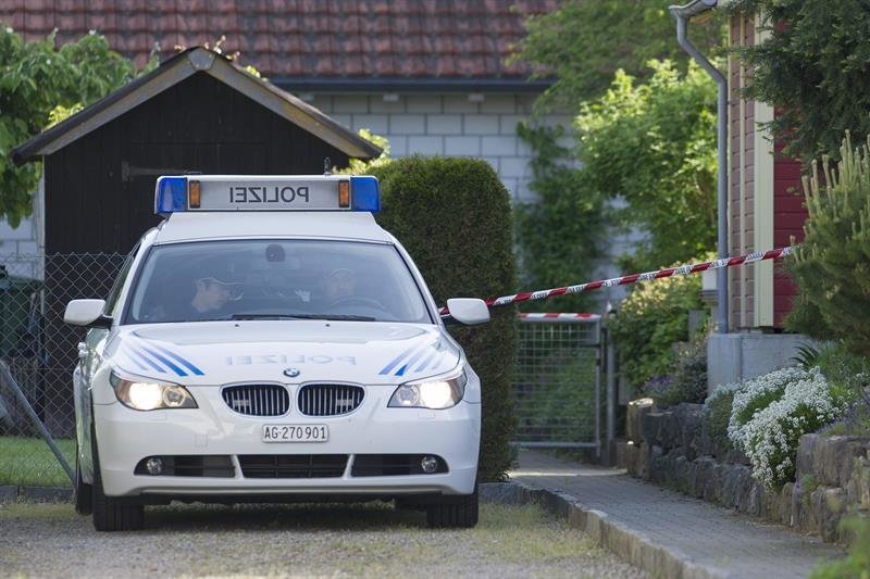 Un coche de policía estacionado en Suiza a raíz de los disparos mortales en Wuerenlingen